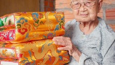 'Mệ'' Công Tôn Nữ Trí Huệ cầm trên tay sản phẩm gối tựa cung đình Huế.