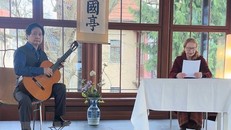 Nhạc sỹ Đặng Ngọc Long và chị Christiane Voigt tại buổi đọc truyện. Ảnh: Mạnh Hùng/TTXVN.