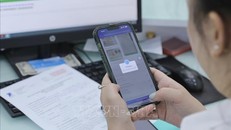 Nhân viên VNPT xử lý cập nhật thông tin thuê bao cho khách hàng. Ảnh: Minh Quyết/TTXVN.