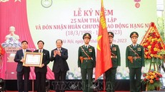 Thượng tướng Bế Xuân Trường, Chủ tịch Trung ương Hội Cựu chiến binh Việt Nam trao Huân chương Lao động hạng Nhì cho Làng Hữu nghị Việt Nam. Ảnh: Văn Điệp/TTXVN.