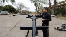 Kỹ sư Vũ Đình Thanh giới thiệu cơ chế hoạt động của nỏ được phục dựng. Ảnh: Trần Việt/TTXVN.