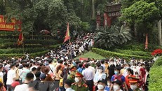 Dòng người về Khu di tích lịch sử Đền Hùng ngày 10/3 âm lịch. Ảnh: Minh Quyết/TTXVN.