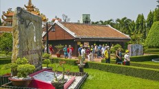 Du khách tham quan Khu di tích Dục Thanh, thành phố Phan Thiết, tỉnh Bình Thuận.