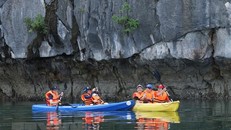 Chèo thuyền Kayak được nhiều du khách thích thú mỗi khi đến Cát Bà. Ảnh: Hoàng Hiếu/TTXVN.