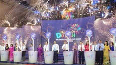 Đại diện Lãnh đạo Ủy ban Nhân dân Thành phố Hồ Chí Minh, các tỉnh, thành và bộ, ngành, Ban tổ chức thực hiện nghi thức khai mạc ngày hội. Ảnh: Mỹ Phương/TTXVN.