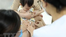 Nhân viên y tế tiêm vaccine phòng cúm cho bé tại Trung tâm tiêm chủng VNVC Trường Chinh, Hà Nội. Ảnh: Minh Quyết/TTXVN.