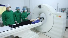 Chụp cắt lớp vi tính cho bệnh nhân tại khoa Cận lâm sàng, Bệnh viện Phổi Lạng Sơn. Ảnh: Anh Tuấn/TTXVN.