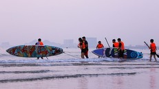 Biển Đà Nẵng lôi cuốn du khách đến tham quan và tham gia các môn thể thao trên biển. Ảnh: Trần Lê Lâm/TTXVN.