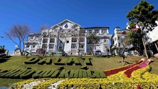 Khách du lịch tham quan thành phố Đà Lạt, tỉnh Lâm Đồng. Ảnh: Nhật Anh/TTXVN.