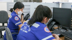 Tổng đài viên cấp cứu 115 nhận cuộc gọi từ người dân.
