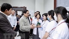 Thủ tướng Phạm Minh Chính kiểm tra việc cung ứng thuốc tại Bệnh viện Nhi Trung ương. Ảnh: Dương Giang/TTXVN.