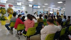 Người dân khám tầm soát ung thư tại Bệnh viện Ung Bướu TP Hồ Chí Minh cơ sở 2.