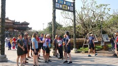 Du khách tham quan cố đô Huế. Ảnh: TTXVN.