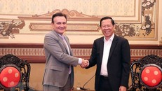 Ông Phan Văn Mãi (phải), Chủ tịch Ủy ban Nhân dân Thành phố Hồ Chí Minh tiếp ông Pascal Soriot (trái), Tổng Giám đốc Tập đoàn AstraZeneca. Ảnh: Xuân Khu/TTXVN.