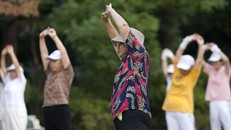 Người cao tuổi Nhật Bản tập thể dục tại một công viên