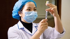 Nhân viên y tế chuẩn bị thuốc điều trị cho bệnh nhân Hemophilia. Ảnh: TTXVN