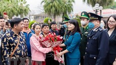 Lãnh đạo thành phố Móng Cái tặng hoa chúc mừng các đoàn khách quốc tế đầu tiên qua cửa khẩu quốc tế Móng Cái. Ảnh: TTXVN.