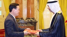 Chủ tịch nước Võ Văn Thưởng tiếp nhận Quốc thư của Đại sứ Các Tiểu vương quốc Arab Thống nhất Bader Almatrooshi. Ảnh: Thống Nhất/TTXVN.