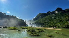 Thác Bản Giốc (xã Đàm Thủy, huyện Trùng Khánh) được ví như viên ngọc của du lịch Cao Bằng. Ảnh: Chu Hiệu/TTXVN.