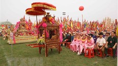 Đông đảo người dân và du khách thập phương thăm quan, trẩy hội Phủ Dầy năm 2023. Ảnh: TTXVN.