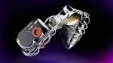 Thiết bị MouthPad giúp lưỡi điều khiển điện thoại. Ảnh: Daily Mail.