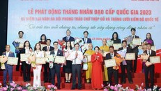 Chủ tịch nước Võ Văn Thưởng, Chủ tịch danh dự Hội Chữ thập Đỏ Việt Nam và bà Bùi Thị Hòa, Chủ tịch Hội Chữ thập Đỏ Việt Nam tặng hoa và trao bảng Ghi nhận tấm lòng vàng nhân đạo. Ảnh: Thống Nhất/TTXVN.