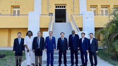 Chủ tịch Quốc hội Vương Đình Huệ và đại biểu chụp ảnh lưu niệm. Ảnh: TTXVN.