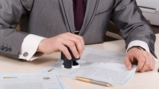 Phòng công chứng nhà đất đông đúc trở lại bởi lượt khách hàng mua BĐS đang tăng nhanh trong thời gian gần đây.