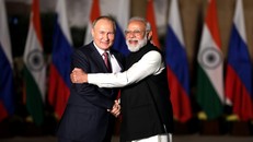 Tổng thống Nga Vladimir Putin (phải) và Thủ tướng Ấn Độ Narendra Modi.