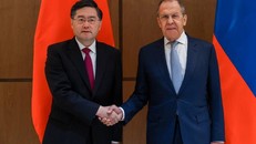 Ngoại trưởng Trung Quốc Tần Cương và người đồng cấp Nga Sergei Lavrov.