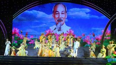 Tiết mục văn nghệ biểu diễn tại chương trình “Nghệ An - Làng Sen quê Bác, Thành phố Hồ Chí Minh - Thành phố tên vàng” 19/5/2022. Ảnh: Tá Chuyên/TTXVN. .