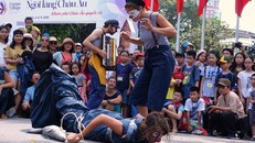 Nghệ thuật đường phố tại chương trình Ngôi làng châu Âu lần đầu tiên năm 2018. Ảnh: TTXVN.