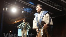 Hai cha con nghệ sỹ Ogasawara Tadashi (phải) và Ogasawara Hiroaki biểu diễn tại Văn Miếu-Quốc Tử Giám. Ảnh: TTXVN.