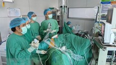 Các bác sỹ Bệnh viện Chợ Rẫy thực hiện phẫu thuật nội soi cho bệnh nhân. Ảnh: TTXVN.
