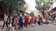 Nhiều đoàn du khách quốc tế đến tham quan, ngắm cảnh xung quanh hồ Gươm (Hà Nội). Ảnh: TTXVN.