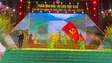 Tiết mục biểu diễn của các nghệ sĩ Đoàn Nghệ thuật dân tộc tỉnh Bắc Kạn biểu diễn. Ảnh: TTXVN.