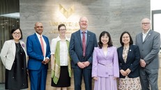 GS Max Pfeffer (ngoài cùng bên phải) trong chuyến viếng thăm VinUni vào tháng 4/2023 nhân kỷ niệm hợp tác chiến lược 5 năm Cornell - VinUni.