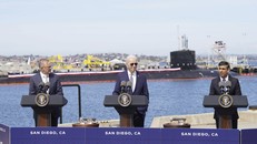 Thủ tướng Australia Anthony Albanese, Tổng thống Mỹ Joe Biden, Thủ tướng Anh Rishi Sunak công bố thỏa thuận mua tàu ngầm hôm 13/3. Ảnh: Le Progrès.