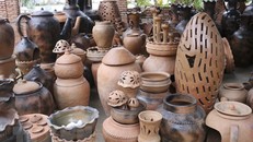 Các sản phẩm gốm Chăm Bàu Trúc đa dạng về mẫu mã và chủng loại. Ảnh: Nguyễn Thành/TTXVN.