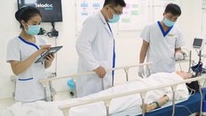 Điều dưỡng chăm sóc cho bệnh nhân. Ảnh: TTXVN.