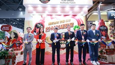 Nghi thức cắt băng khai mạc gian hàng Chin-su tại Sự kiện Seoul Food 2023 tại Hàn Quốc.
