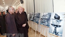 Hòa thượng Thích Lệ Trang (thứ 2 từ trái sang), Trưởng Ban Trị sự Giáo hội Phật giáo Việt Nam Thành phố Hồ Chí Minh trước bức ảnh chụp trái tim bất hoại-xá lợi Bồ tát Thích Quảng Đức. Ảnh: Xuân Khu/TTXVN.