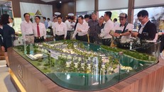 Khách hàng thăm quan, tìm hiều dự án Riverside Villas tại lễ khai trương.