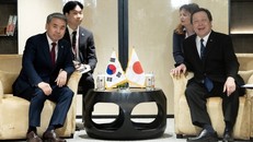 Bộ trưởng Quốc phòng Hàn Quốc Lee Jong-sup (trái) người đồng cấp Nhật Bản Yasukazu Hamada trong cuộc gặp tại Singapore.