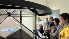 Du khách tìm hiểu thông tin qua mô hình 3D.