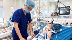 Một bệnh nhi bị đuối nước đang được điều trị tại BV Nhi Trung ương. Ảnh: VGP.