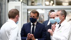 Tổng thống Pháp Emmanuel Macron thăm một nhà máy sản xuất dược phẩm.