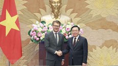 Chủ tịch Quốc hội Vương Đình Huệ với Ngài Daniel Caspary, Chủ tịch Đoàn Nghị sỹ phụ trách quan hệ với các quốc gia Đông Nam Á và ASEAN (DASE) của Nghị viện châu Âu (EP). Ảnh: Doãn Tấn/TTXVN.