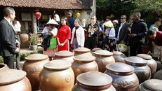 Du khách thăm quan làng cổ Đường Lâm (Sơn Tây). Ảnh: VGP.