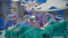 Phó giáo sư Nguyễn Xuân Hùng thực hiện một ca phẫu thuật đường tiêu hóa. Ảnh: Vietnam+.
